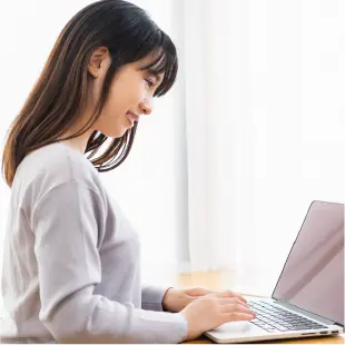 稼働開始 女性がパソコンで仕事をしている