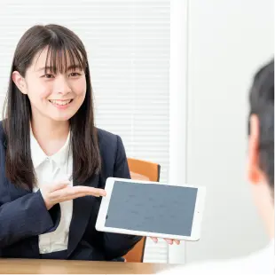 女性がフィードバックをしている様子