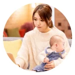 子育て中のママがパソコンで仕事をしている様子