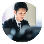 中小企業の男性社員が仕事をしている様子