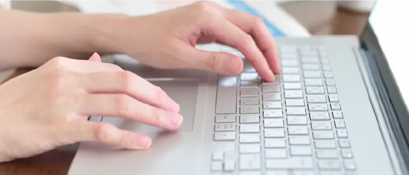 パソコンを打つ手の写真