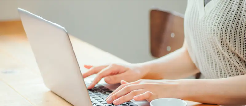 女性がパソコンに向かって仕事をしている写真