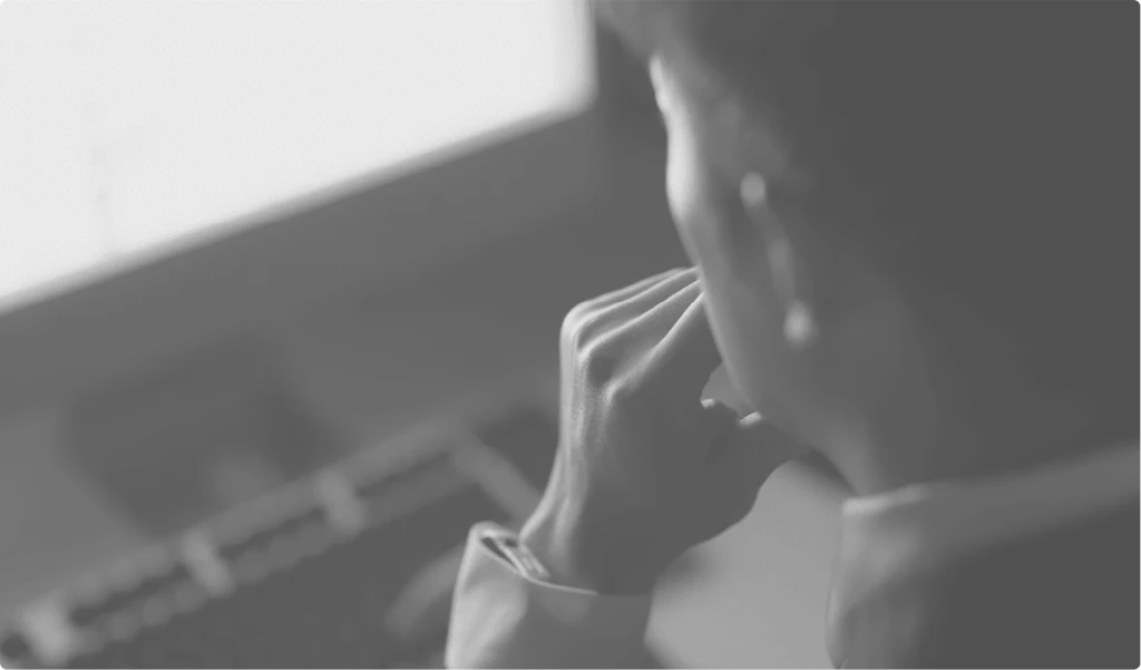 悩んでいるビジネスマン